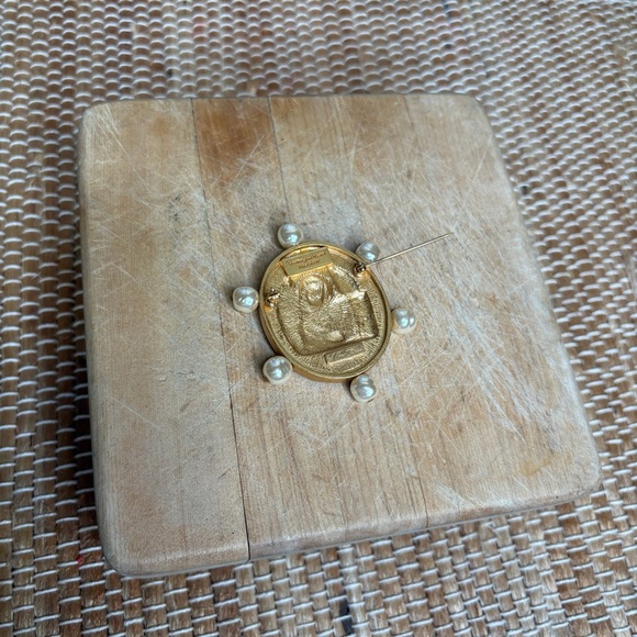 Vintage Ann Hand June 1997 Washington Opera  Winged Lion Gold Tone Pearl Brooch - Picture 5 of 9